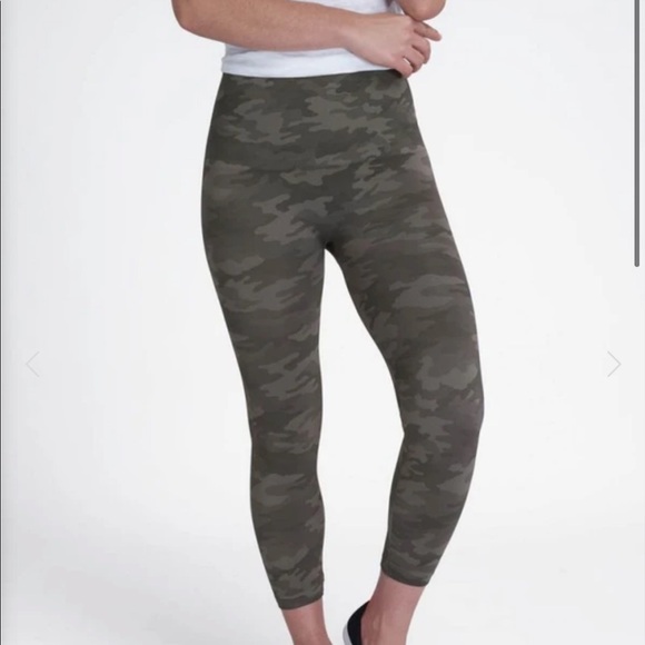 SPANX Look At Me Now Seamless Cropped Leggings NWT - Picture 2 of 8